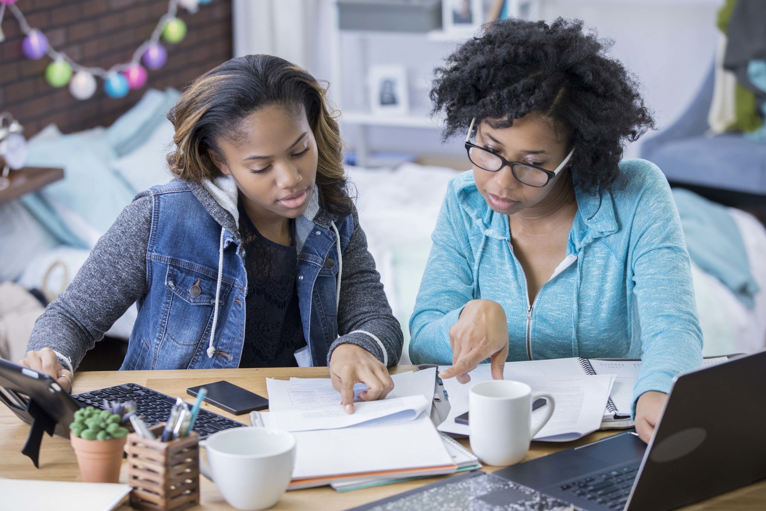 Studied together. Studying together. Financial help. Teaching about adolescence. Белые и чёрные учатся вместе.